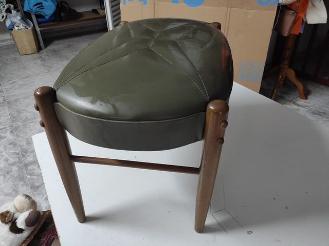 Taburete antiguo tapizado piel sintética