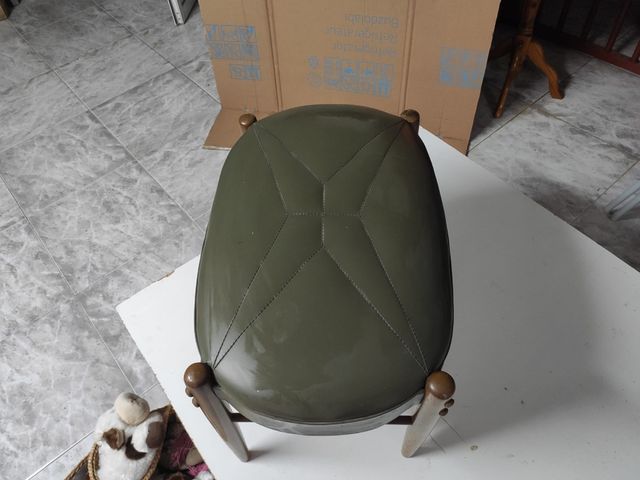 Taburete antiguo tapizado piel sintética