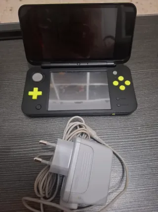  New Nintendo 2DS e 3DS con caricabatterie e gioco 
