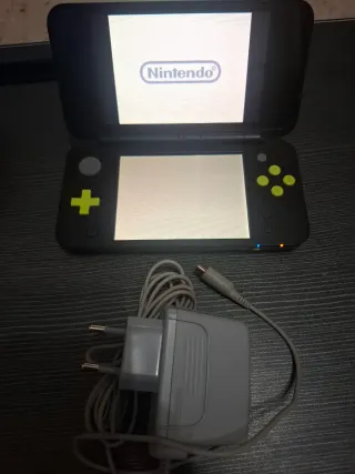  New Nintendo 2DS e 3DS con caricabatterie e gioco 