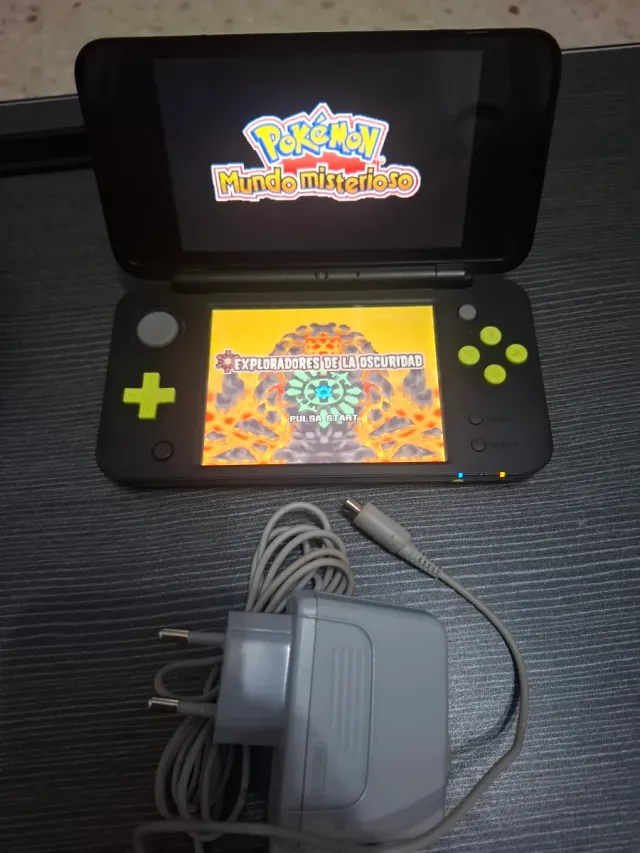  New Nintendo 2DS xl con caricabatterie e gioco 
