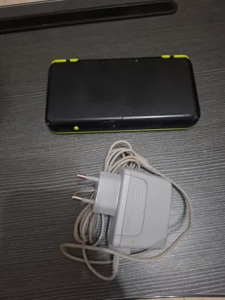  New Nintendo 2DS e 3DS con caricabatterie e gioco 