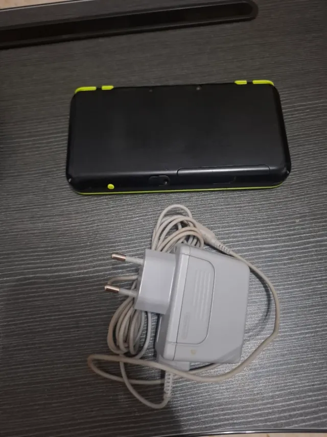  New Nintendo 2DS xl con caricabatterie e gioco 