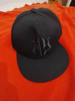 Gorra negra con logo