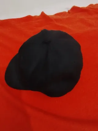 Gorra negra con logo