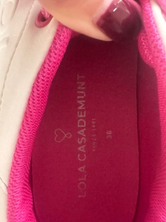Lola Casademunt Tenis Blancos y Fucsia