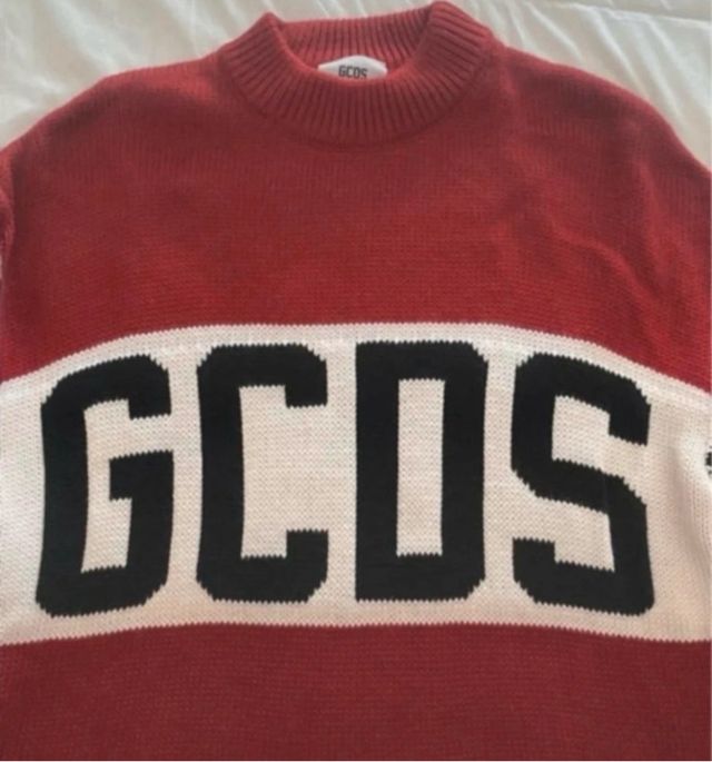 Maglione GCDS rosso con logo bianco e nero