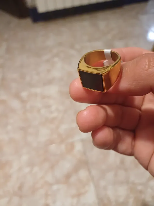 L'anello in acciaio segna quello che appare sull'etichetta