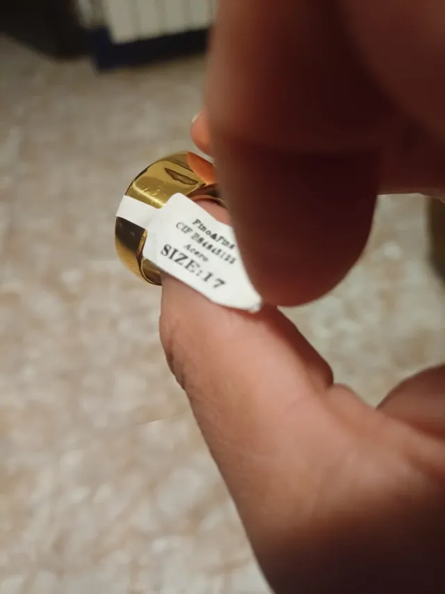 L'anello in acciaio segna quello che appare sull'etichetta