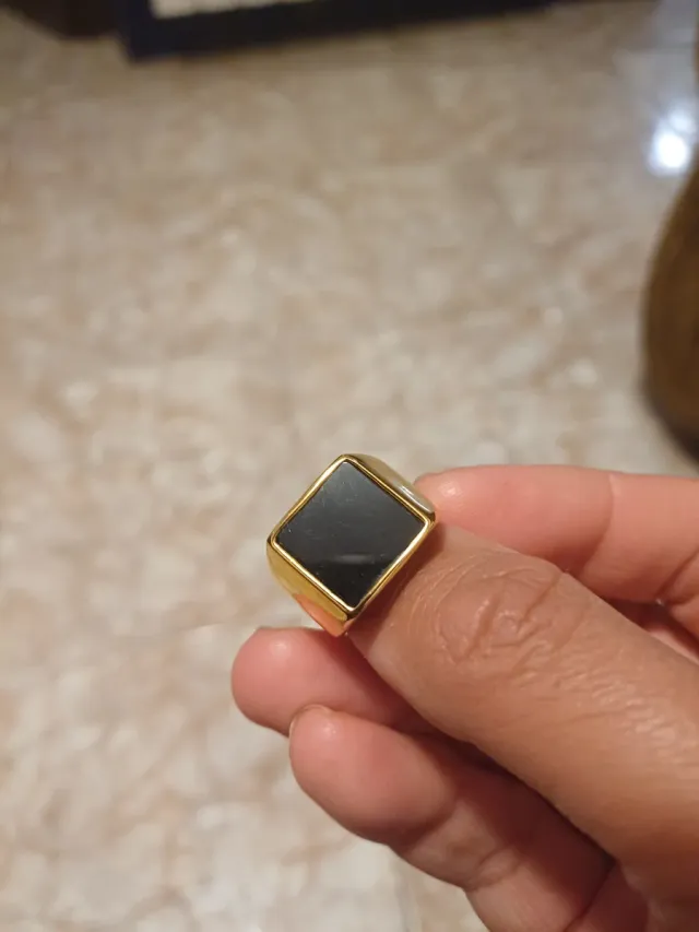 L'anello in acciaio segna quello che appare sull'etichetta