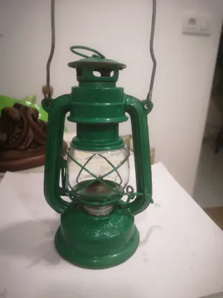 Lámpara de aceite antigua verde