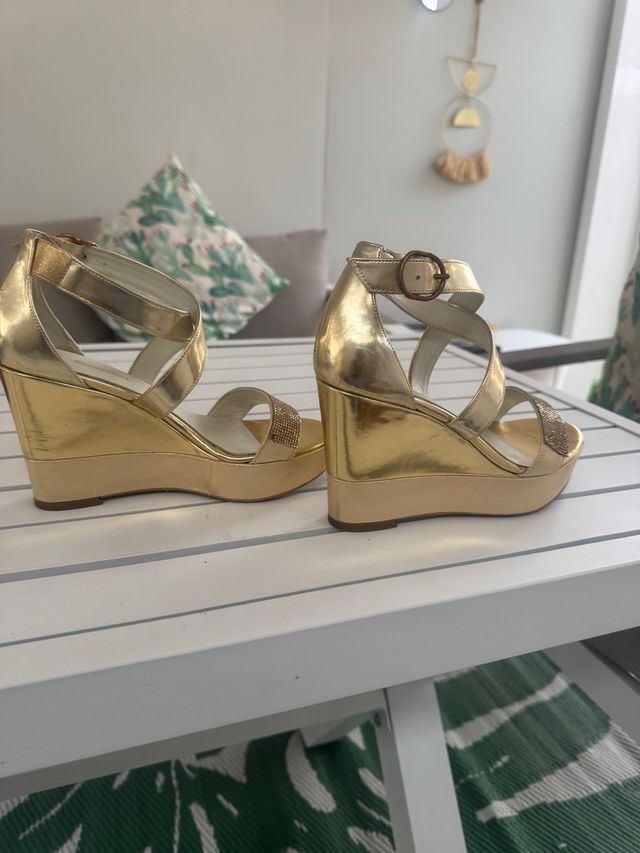 Lote Lodi: Cuñas Doradas y Tacones Rojos