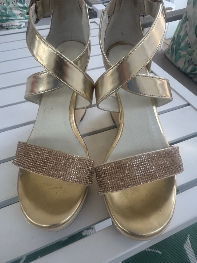 Lote Lodi: Cuñas Doradas y Tacones Rojos