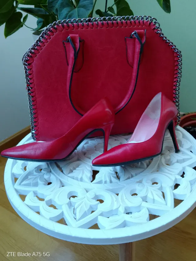 Bolso y zapatos rojos