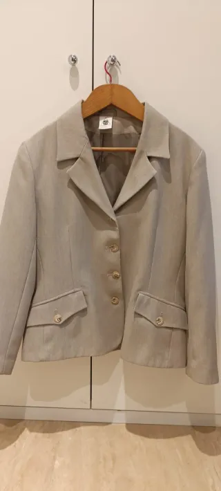Americana beige. Talla 44