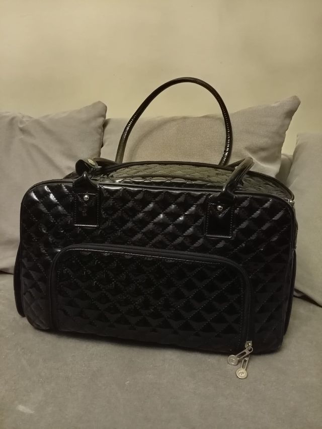 Bolso negro transporting chihuahua.