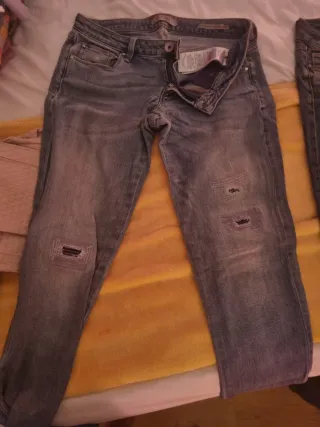 Pantalón Guess azul desgastado con rotos