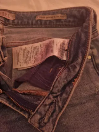 Pantalón Guess azul desgastado con rotos