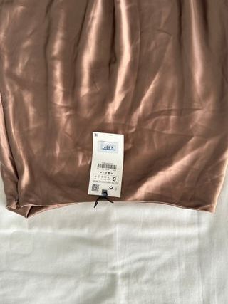 Traje de falda de seda con encaje