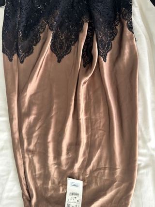 Traje de falda de seda con encaje