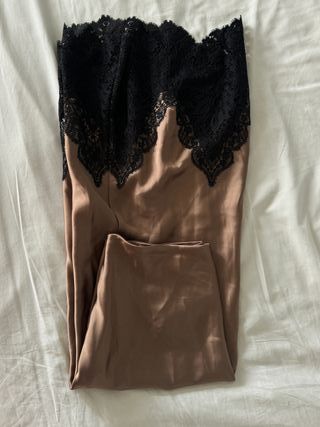 Traje de falda de seda con encaje