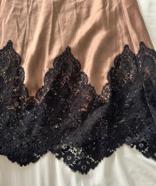 Traje de falda de seda con encaje