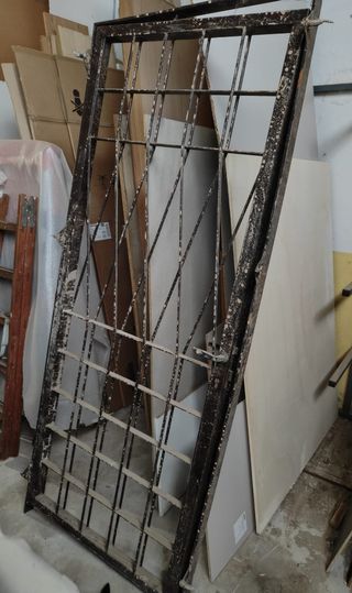 Puerta de hierro forjado con rejas