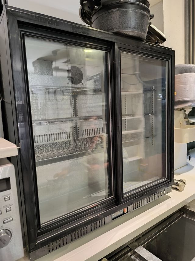 Vitrina Refrigerada Negra Puertas Correderas