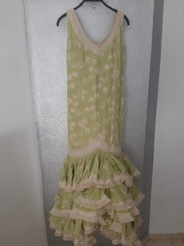 Vestido de flamenca verde con volantes y bolso