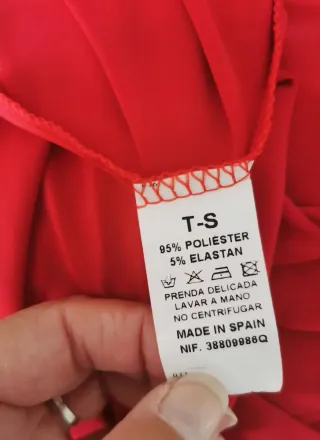 Vestido rojo drapeado con detalle de anilla