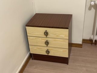 Mesita de noche de madera