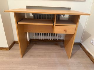 Mesa de estudio de madera con cajón y bandeja