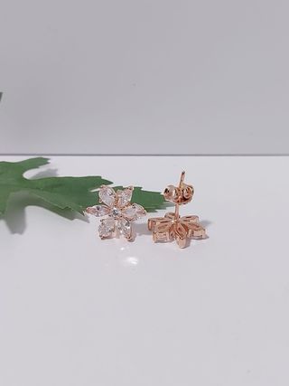 Pendientes Pandora Flor en tono oro rosa