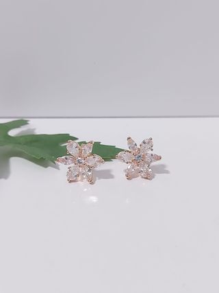 Pendientes Pandora Flor en tono oro rosa