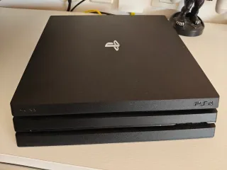 PS4 Pro 1TB + 2 Mandos
