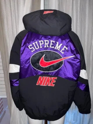 Chaqueta Nike Supreme Negra y Morada