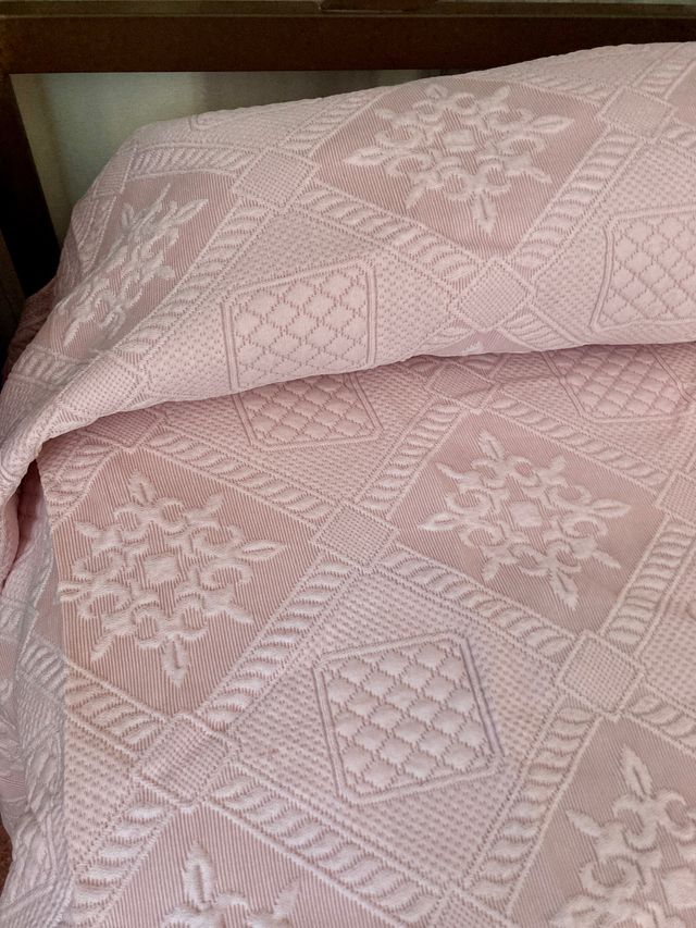Colcha o cubierta sobrecama rosa