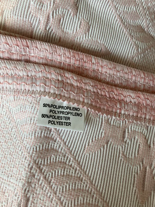 Colcha o cubierta sobrecama rosa