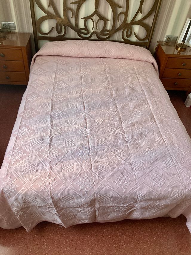 Colcha o cubierta sobrecama rosa