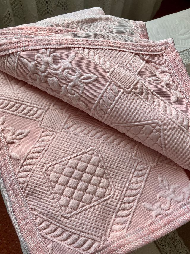 Colcha o cubierta sobrecama rosa