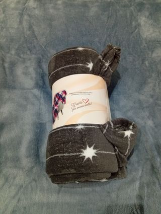 Coperta plaid grigia con fiocchi di neve