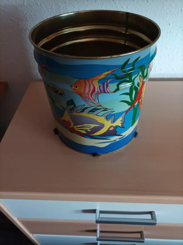 Papelera de metal con peces