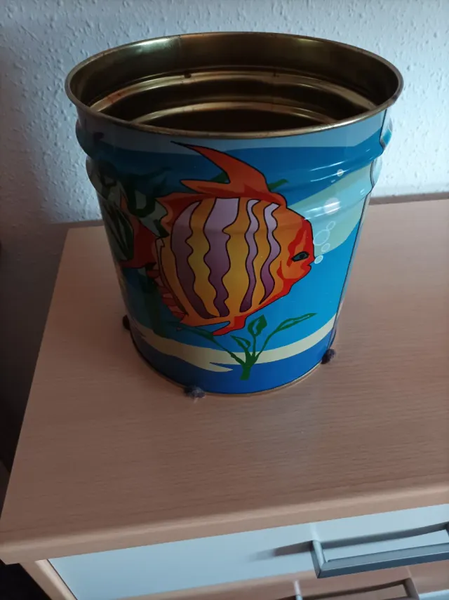 Papelera de metal con peces