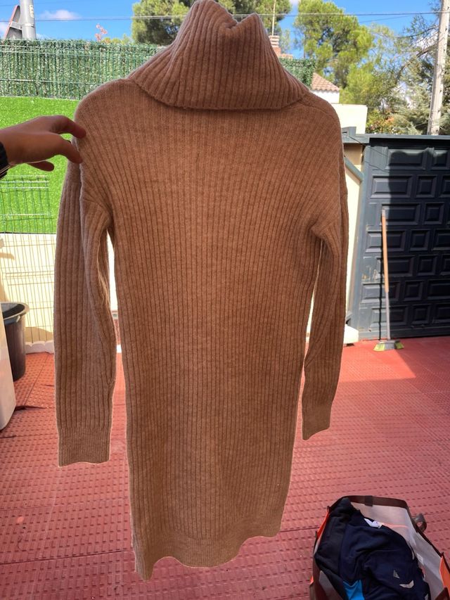 Vestido de punto cuello alto beige