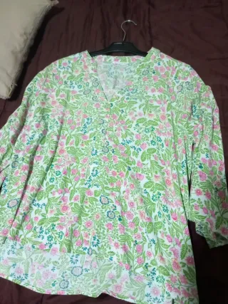 Blusa floral verde y rosa