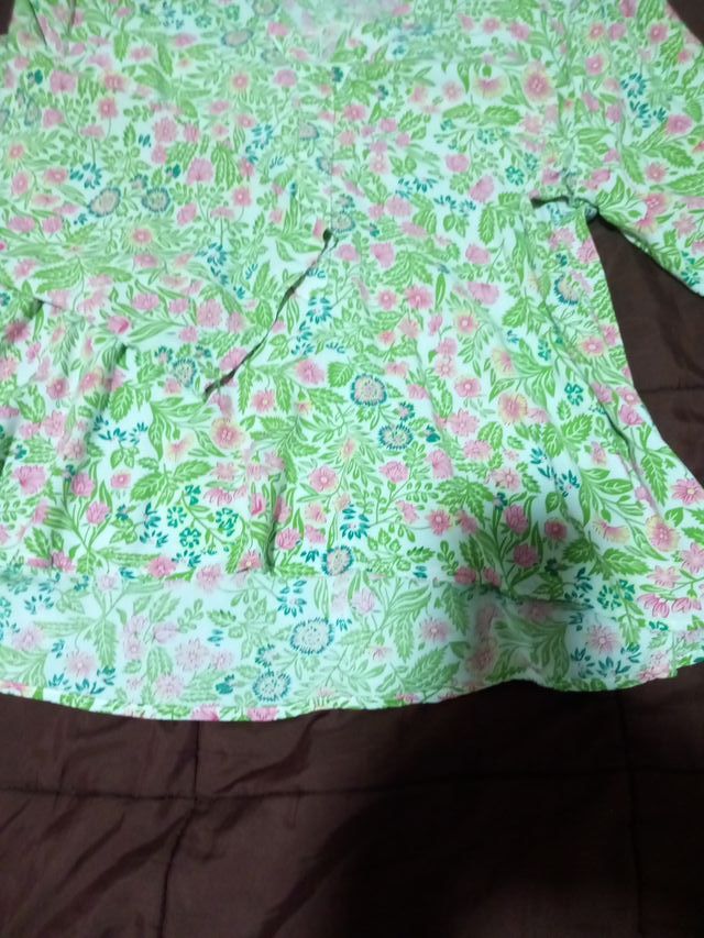 Blusa floral verde y rosa