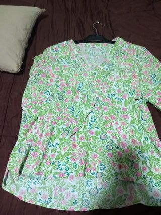 Blusa floral verde y rosa