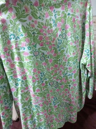 Blusa floral verde y rosa