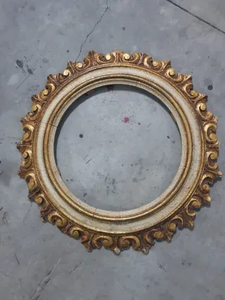 Marco ovalado dorado y beige