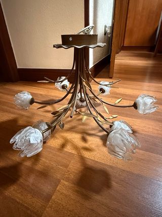 Lámpara de salón dorada con tulipas de cristal 